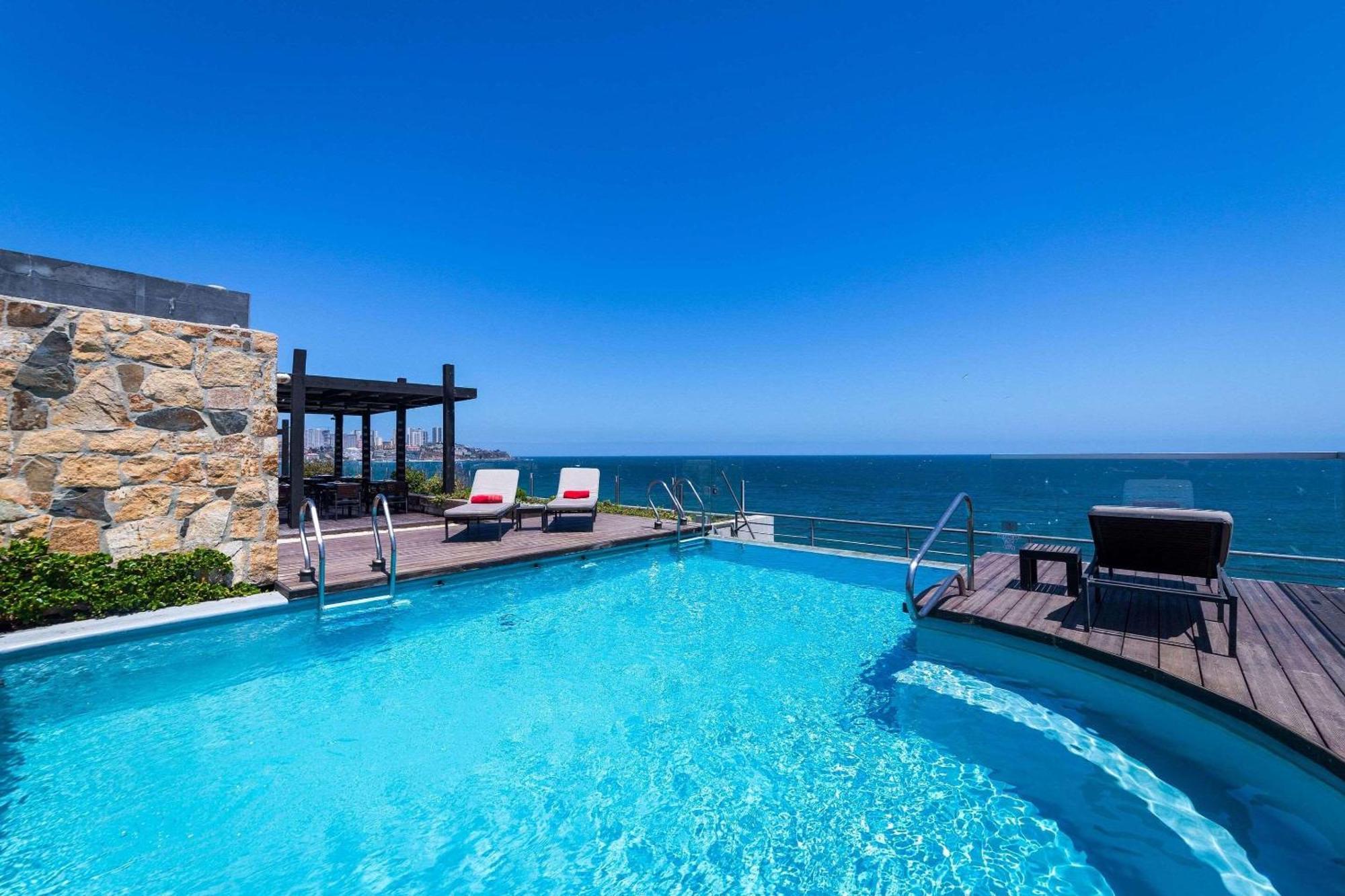 Radisson Blu Acqua Hotel & Spa Concon Exterior photo Infinity pool at the Cape of Good Hope