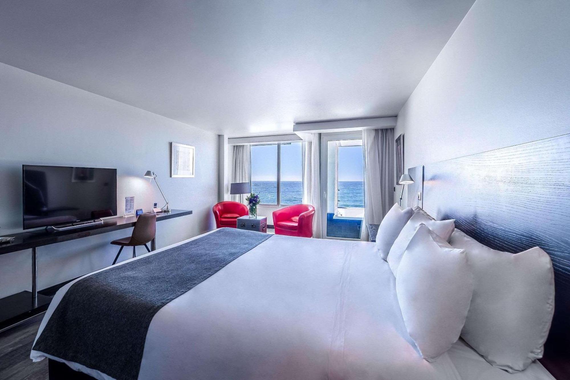 Radisson Blu Acqua Hotel & Spa Concon Exterior photo A room at the hotel